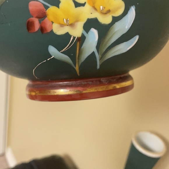 Pair of Vintage beautiful hand painted green flower vases - Picture 5 of 10